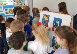 Dzieci oglądają obrazy znanych malarzy